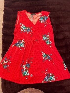 Sleeveless Red Floral V‑Neck Casual Top